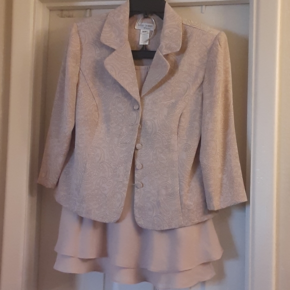 miss dorby Dresses & Skirts - 💕 Miss Dorby sz10p cream skirt suit